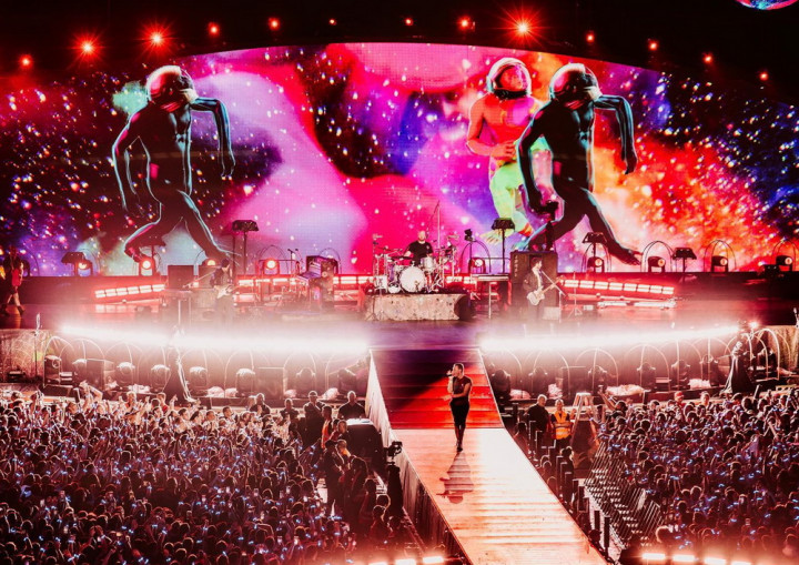 Chris Martin Buka Konser Coldplay di GBK dengan Assalamualaikum
