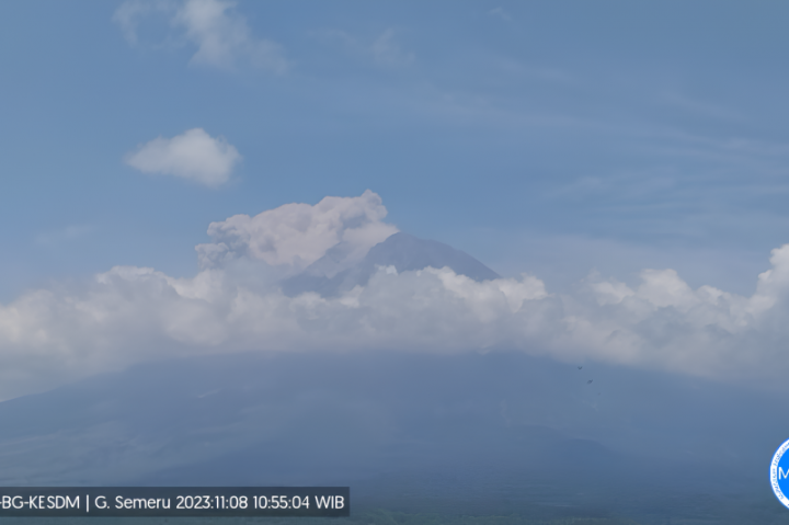 Gunung Semeru Luncurkan Awan Panas Sejauh 1 Kilometer